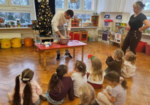 tata zagniata ciasto w misce