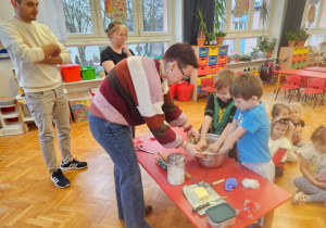 chłopcy zagniatają ciasto