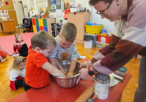 chłopcy zagniatają ciasto