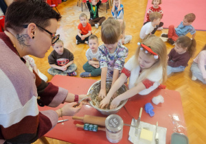 dziewczynki zagniatają ciasto