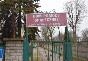 tabliczka informacyjna z napisem Dom Pomocy Społecznejw Zduńskiej woli i sdresem