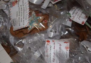 zapakowane pierniczki z załączonymi światecznymi życzeniami