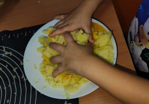 dziecko ugniata ziemniaki