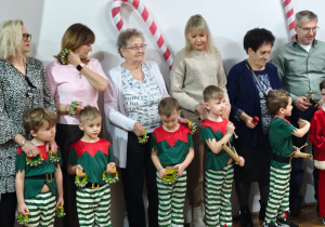 dziadkowie i babcie z wnukami podczas gry na instrumentach