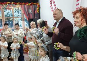 dziadkowie i babcie z wnukami podczas gry na instrumentach