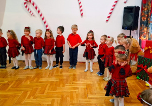 przedszkolaki w czerwonych strojach podczas występu