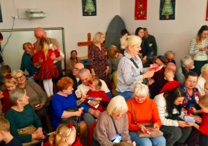 przedszkolaki wręczają upominki swoim bliskim