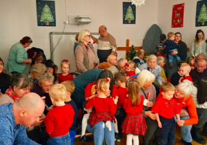 przedszkolaki wręczają upominki swoim bliskim