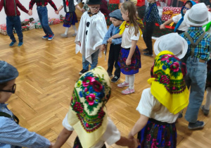 dzieci przebrane z a babcie i dziadków podczas występu