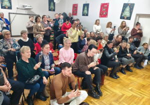 babcie i dziadkowie oglądają występ swoich wnuków