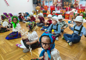 dzieci grają na instrumentach