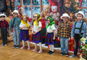 dzieci przebrane z a babcie i dziadków podczas występu