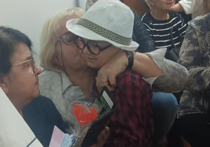 przedszkolaki podczas składania życzeń