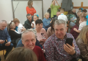 przedszkolaki podczas składania życzeń