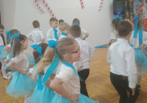 przedszkolaki podczas tańca