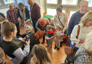 przedszkolaki podczas składania życzeń