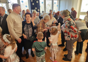 przedszkolaki podczas składania życzeń