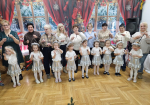 dziadkowie i babcie z wnukami podczas gry na instrumentach