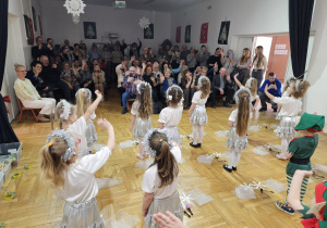 przedszkolaki machają do swoich babć i dziadków przed występem