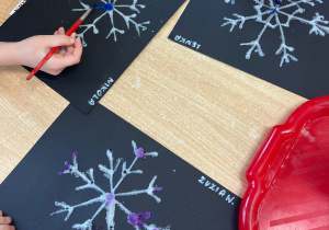 dzieci malują śnieżynki