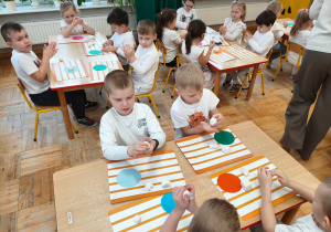 przedszkolaki ugniatają białą masę