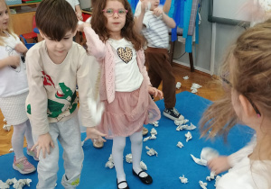 przedszkolaki podzieleni na dwie drużyny rzucają kulkami w siebie