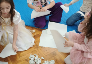 dzieci drą kartki na kawałki i tworzą śnieżne kulki