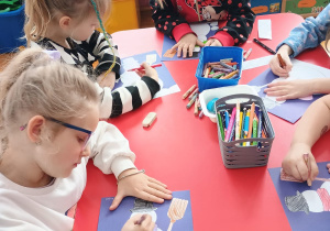 dzieci rysują bałwanki