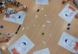 dzieci robią kule śnieżne z bałwankami z wacików