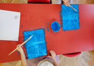 dzieci malują magiczne obrazki z wykorzystaniem świecy i farby