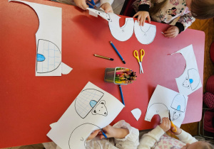 przedszkolaki wycinają igloo i białego niedźwiedzia