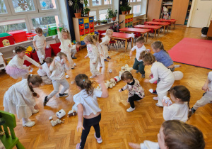 przedszkolaki podzieleni na dwie drużyny rzucają kulkami w siebie