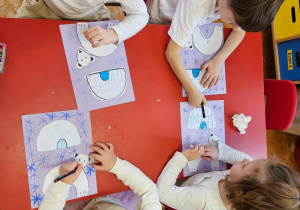dzieci wykonują obrazek z białych obrazków, rysują śnieżynki