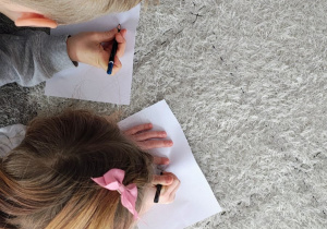 dzieci rysują na kartce