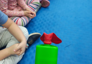 nauczycielka pokazuje balon na pompce