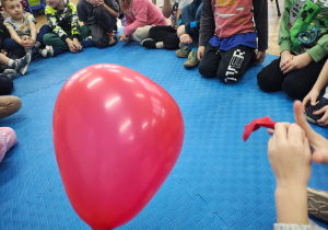 nauczycielka pokazuje dzieciom napompowany balon