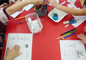 dzieci kolorują obrazki