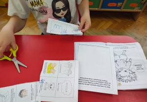 dzieci wycinają obrazki