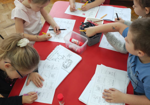 dzieci kolorują obrazki