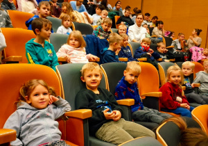 dzieci siedzą w fotelach