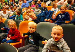 dzieci siedzą w fotelach