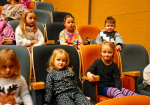 dzieci siedzą w fotelach
