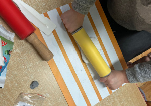 dziecko wałkuje masę solną