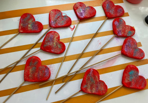 pomalowane serca z masy solnej na patyczkach obsypane brokatem