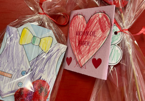 laurki i upominki opakowane w folie