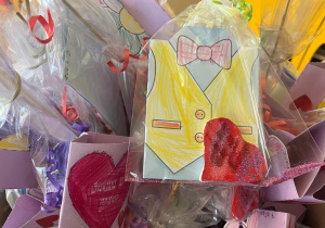 laurki i upominki opakowane w folie