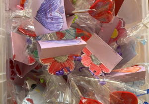 laurki i upominki opakowane w folie