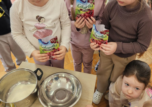 dzieci wsypują galaretki do miski