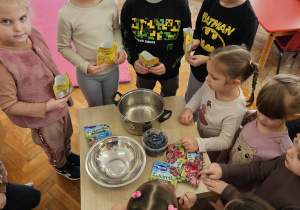 dzieci wsypują galaretki do miski