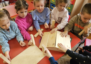 przedszkolaki składają dach karmnika